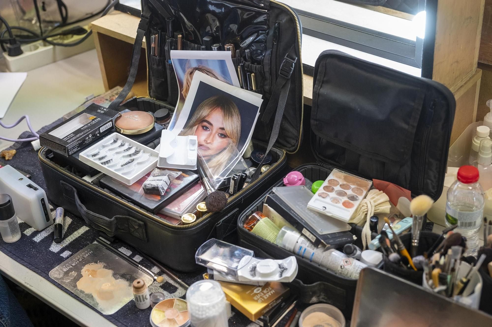 Paints and utensils to characterize in 'Your face sounds familiar to me'.