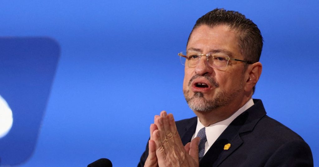 The president of Costa Rica denied the accusation that exposes him to lose his immunity