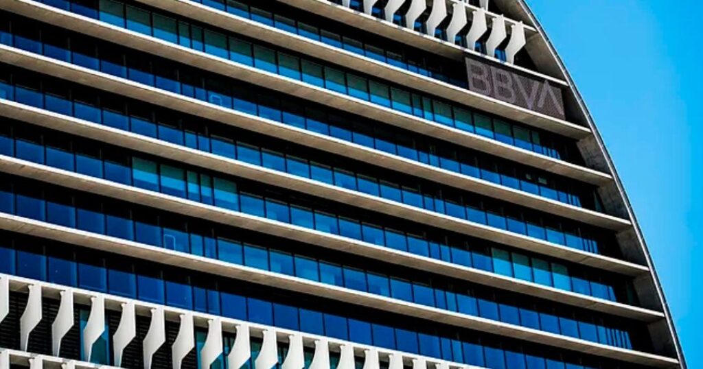BBVA maintains the price of the OPA and will review Sabadell's dividend policy