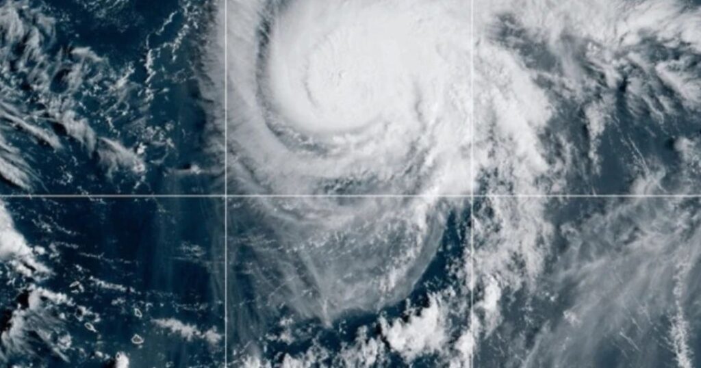 Huracán Humberto reached category four and is expected to touch beaches from the Caribbean