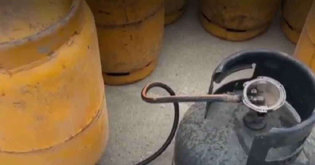 PNP intervened in a clandestine deposit that transferred Ecuadorian gas to Peruvian cylinders