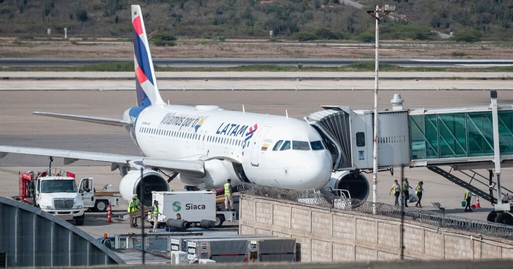 The dictatorship of Nicolás Maduro threatened international airlines with withdrawing their permits if they do not resume flights within 48 hours
