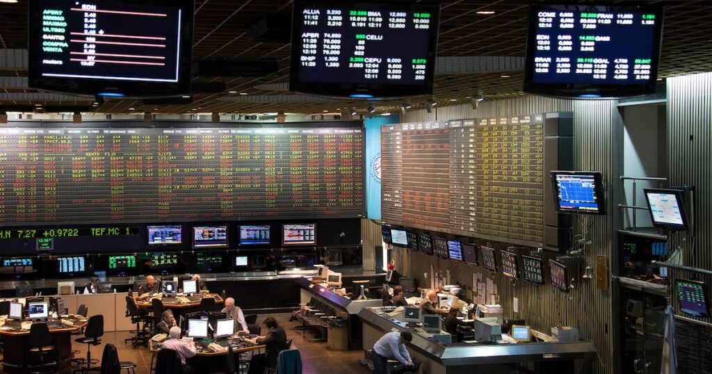 With strong demand for dollar bonds, country risk is once again approaching the Milei management lows