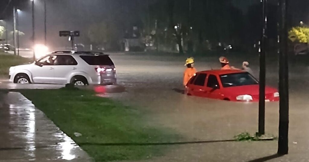 Temporary in Coronel Suárez: the storm left more than 100 mm of rain, streets closed and cars flooded