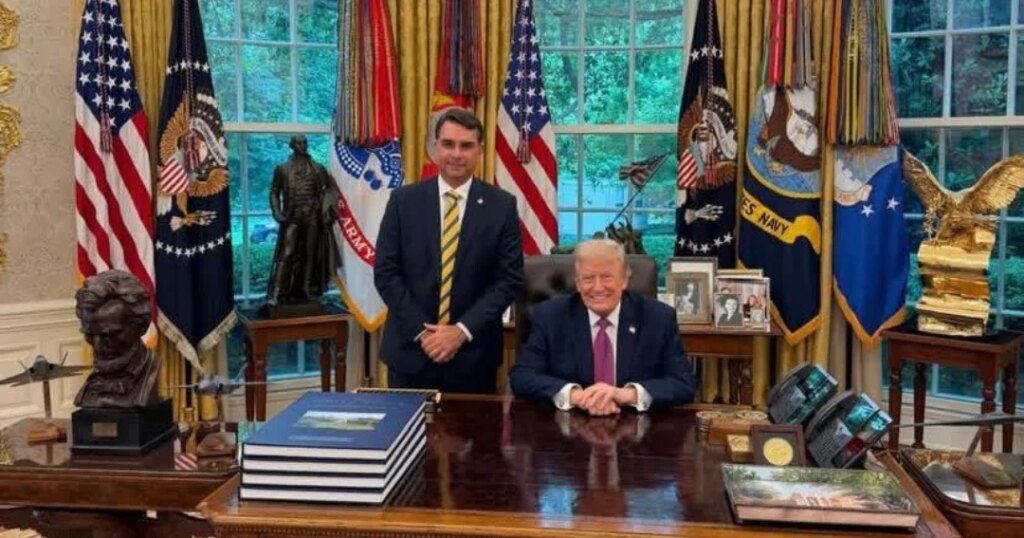 Flavio Bolsonaro confirmed that he met with Donald Trump at the White House