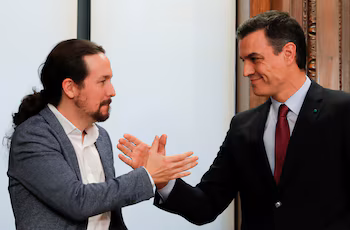 Pedro Sánchez and Pablo Iglesias at the signing of their Government coalition. (Reuters/Susana Vera)