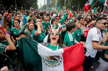 Fans of the Mexico national team celebrate the victory over South Africa in the opening game of the 2026 FIFA World Cup this Thursday, at the Ángel de la Independencia in Mexico City (Mexico). EFE/Isaac Esquivel