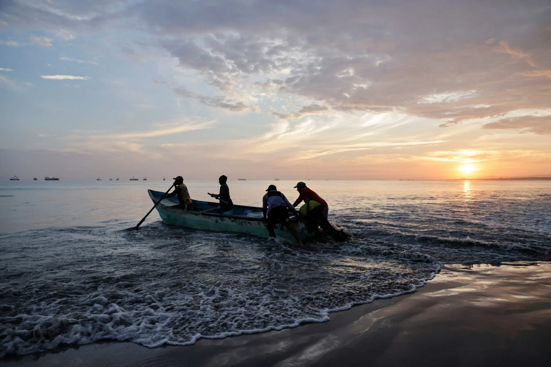 Fishermen in Ecuador are immersed in drug cartels and US attacks.