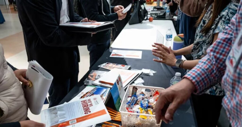 Unemployment aid requests in the US reach 203,000 below expectations