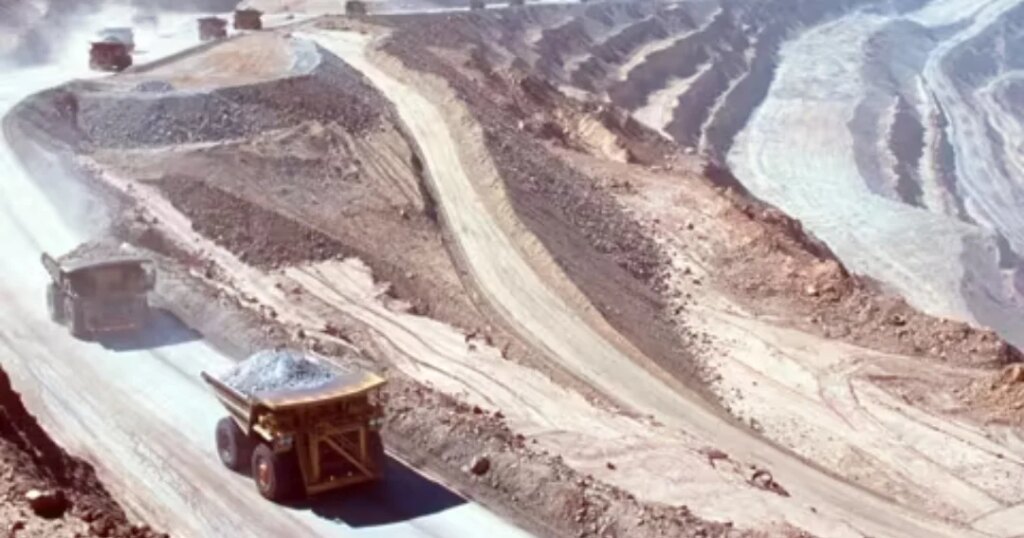 Centinela and Antofagasta mine operators resume dialogue and unions ensure impact on operation